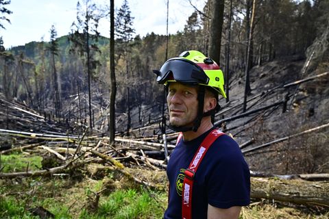 Ein Feuerwehrmann steht in einem Waldbrandgebiet bei Rynartice im Nationalpark Böhmische Schweiz. Foto: Hájek Ondøej/CTK/dpa