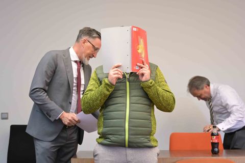 Der Angeklagte bestreitet die Vorwürfe. Foto: Malin Wunderlich/dpa