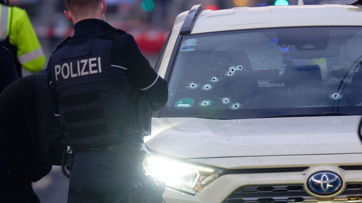 Die Polizei unmittelbar nach dem Anschlag am Tatort. (Archivbild) Foto: Henning Kaiser/dpa