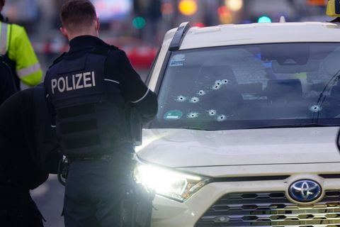 Die Polizei unmittelbar nach dem Anschlag am Tatort. (Archivbild) Foto: Henning Kaiser/dpa