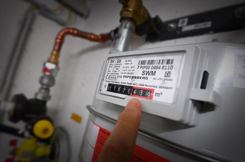Gasanschluss mit Gaszähler im Keller eines Wohnhauses