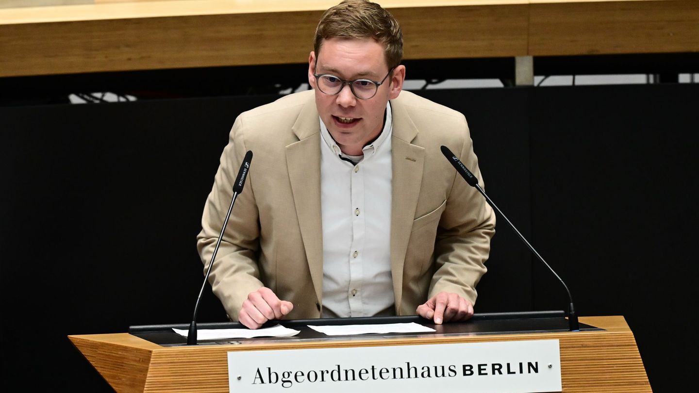 Grünen-Abgeordneter Vasili Franco hat sich für ein autofreies Kreuzberg am 1 Mai ausgesprochen. Foto: Sebastian Christoph Gollno