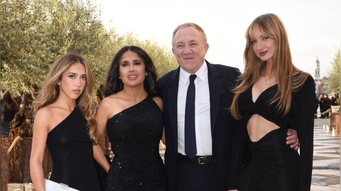 Beim Pinault Foundation Gala Dinner in Venedig posieren Valentina Paloma Pinault (v.l.), Salma Hayek, François-Henri Pinault u