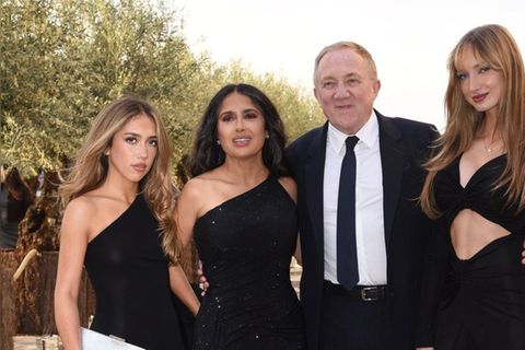 Beim Pinault Foundation Gala Dinner in Venedig posieren Valentina Paloma Pinault (v.l.), Salma Hayek, François-Henri Pinault u
