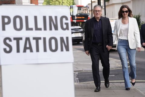 Der britische Premier Keir Starmer und seine Frau Victoria auf dem Weg zum Wahllokal. Foto: Stefan Rousseau/PA Wire/dpa
