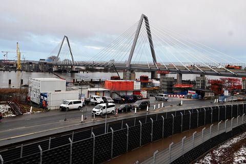 Eine Drohne soll künftig die Pylonen und Seile enteisen. (Archivfoto) Foto: Roberto Pfeil/dpa