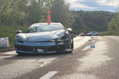 Foto vom nach dem Unfall an der Front beschädigten Ferrari