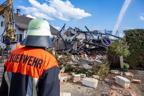 In den Trümmern des Hauses hatten Rettungskräfte im April einen Toten entdeckt. (Archivbild) Foto: Armin Weigel/dpa
