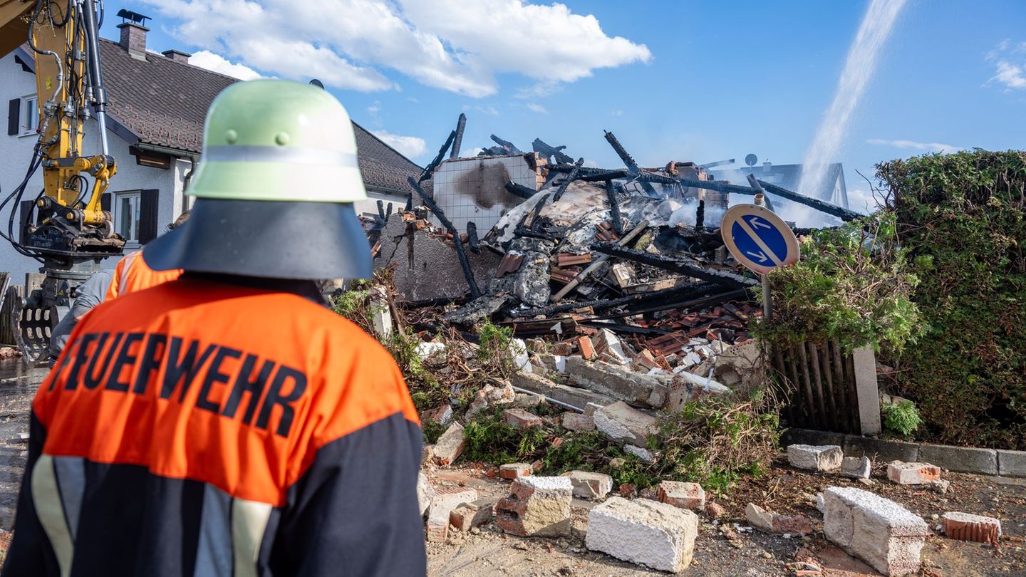 In den Trümmern des Hauses hatten Rettungskräfte im April einen Toten entdeckt. (Archivbild) Foto: Armin Weigel/dpa
