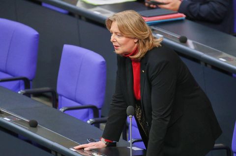 Bärbel Bas stützt sich auf einen Tisch im Bundestag