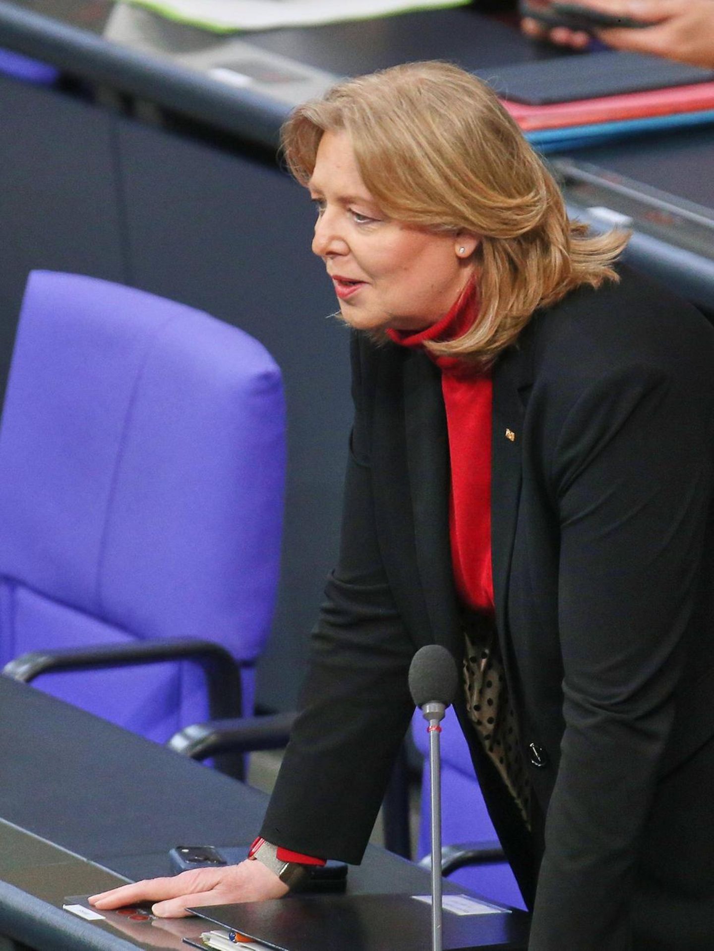 Bärbel Bas stützt sich auf einen Tisch im Bundestag