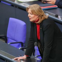 Bärbel Bas stützt sich auf einen Tisch im Bundestag