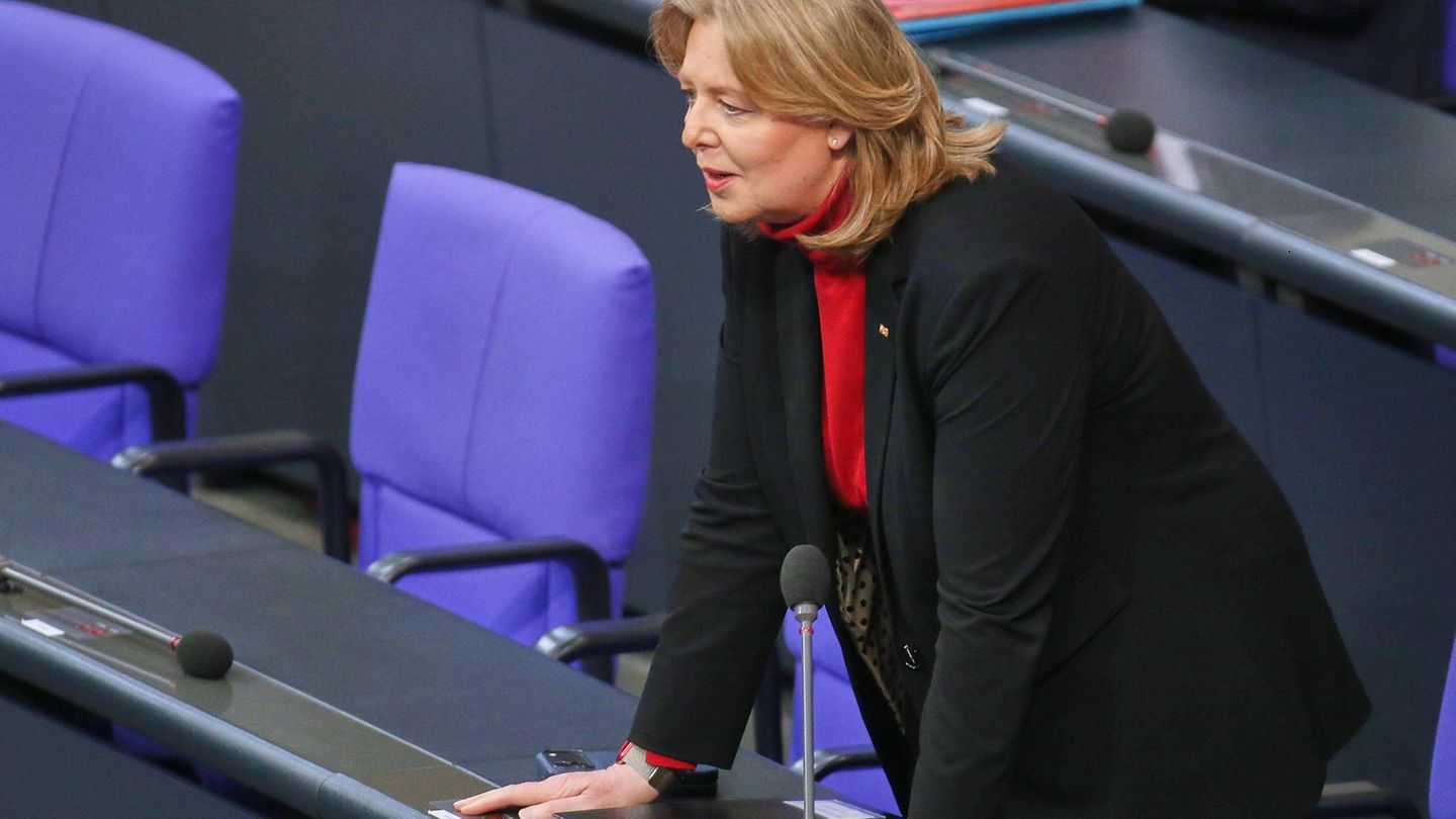 Bärbel Bas stützt sich auf einen Tisch im Bundestag