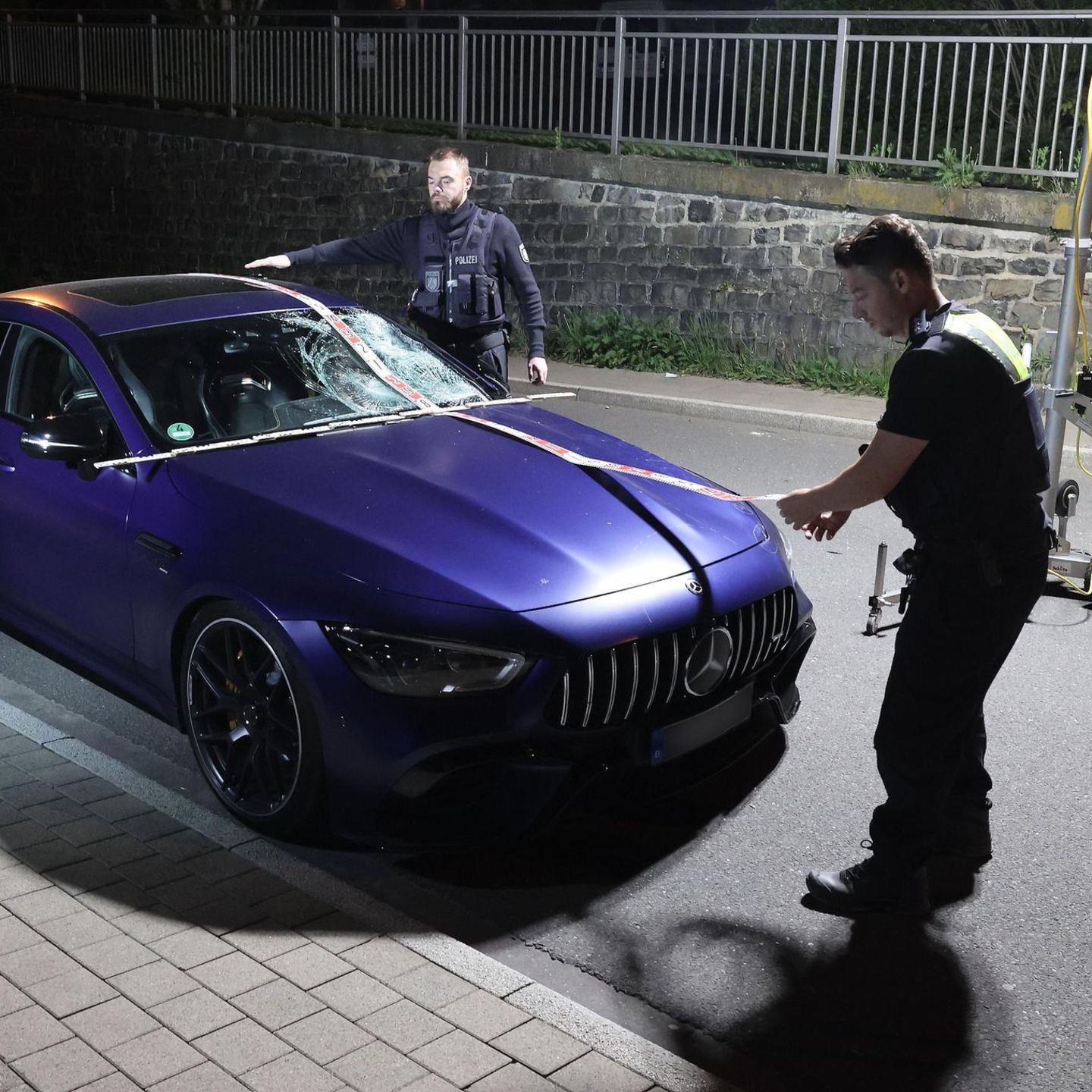 Polizisten am beschädigten AMG Mercedes nach dem tödlichen Raserunfall in Remscheid
