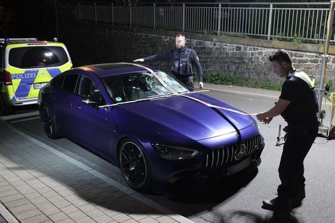 Polizisten am beschädigten AMG Mercedes nach dem tödlichen Raserunfall in Remscheid
