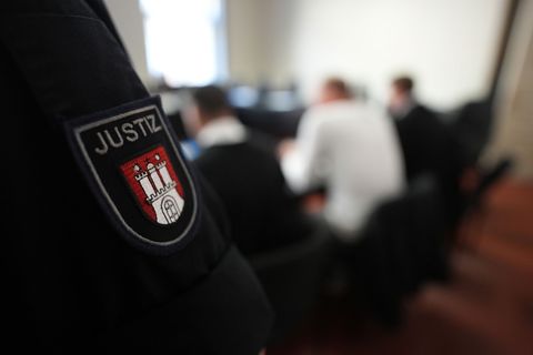 Mit einem Fußtritt reagierte der angeklagte Polizist nach Angaben seiner Verteidiger auf den Angriff eines in Gewahrsam genommen