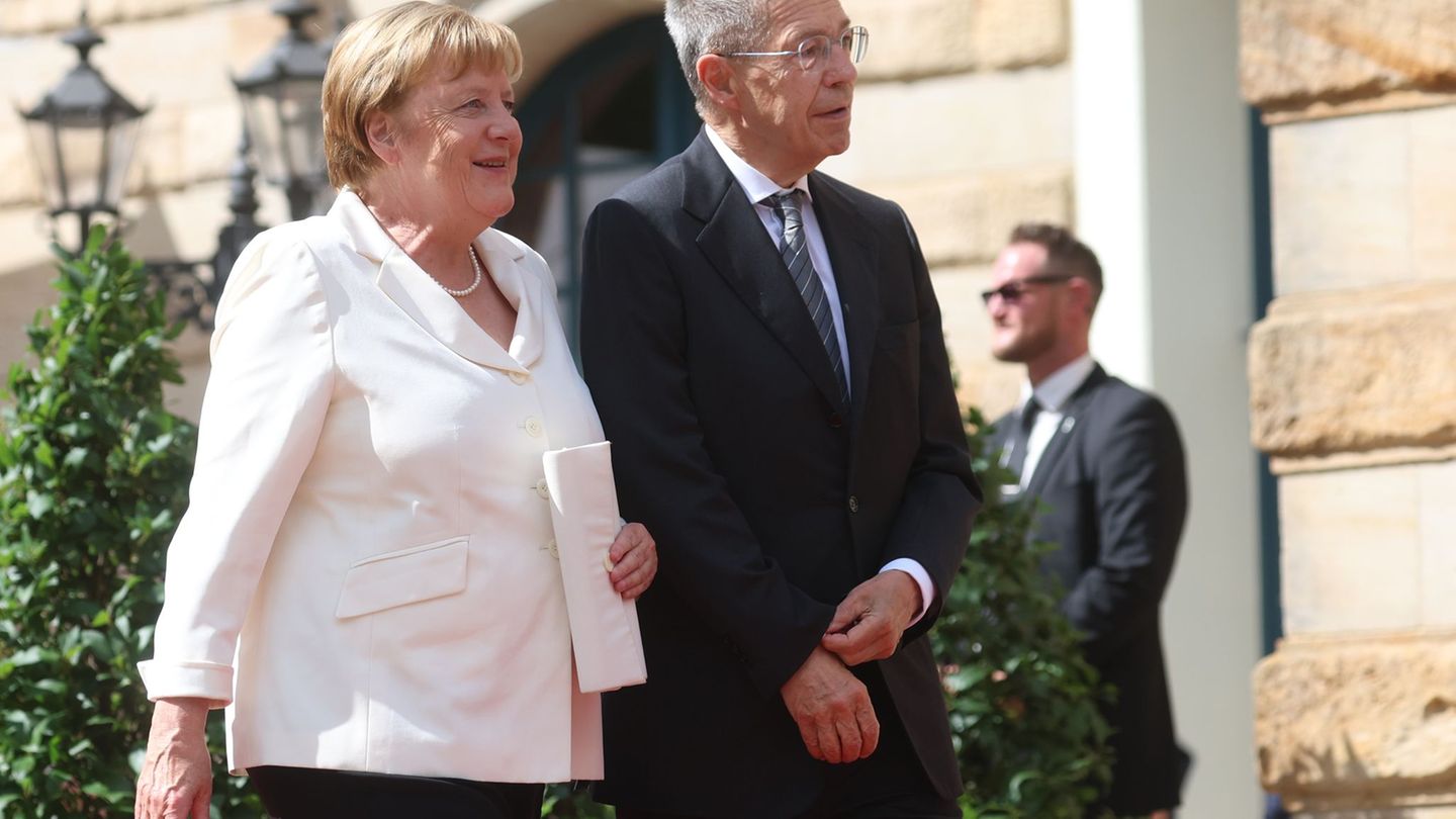 Joachim Sauer begleitet seine Ehefrau und Ex-Bundeskanzlerin Angela Merkel zu ausgewählten Terminen. (Archivbild) Foto: Karl-Jos
