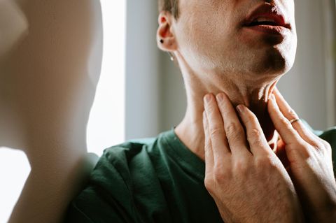 Das HPV-Virus kann Mundrachenkrebs verursachen. Ein mögliches Anzeichen: dicke, harte Lymphknoten am Hals (Symbolbild)