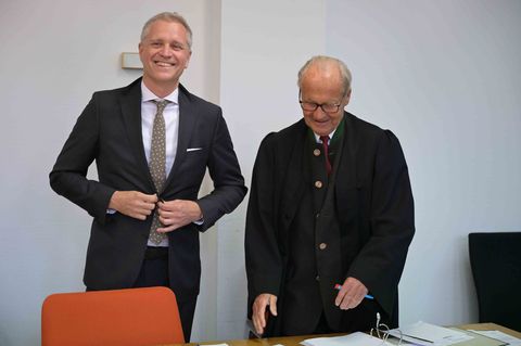 Er hat am Ende dann gut lachen: der AfD-Europaabgeordnete Bystron (links). Foto: Malin Wunderlich/dpa