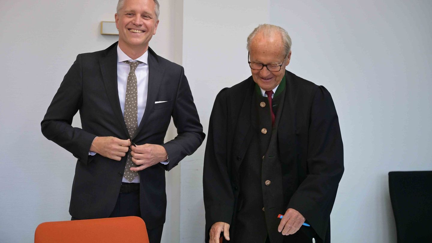 Er hat am Ende dann gut lachen: der AfD-Europaabgeordnete Bystron (links). Foto: Malin Wunderlich/dpa