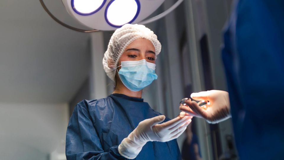 Machtmissbrauch im Krankenhaus: Oberarzt schrie während OP – „Ich hasse Frauen“
