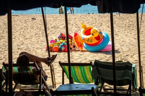 Sonnenliegen an einem Strand