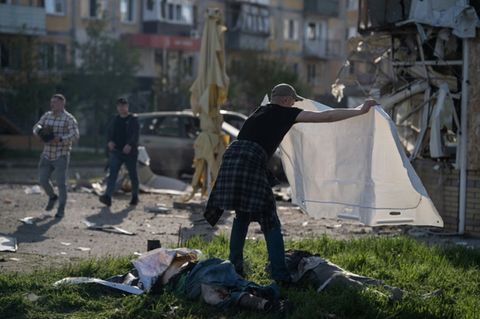 Leichen nach russischem Angriff im ostukrainischen Kramatorsk