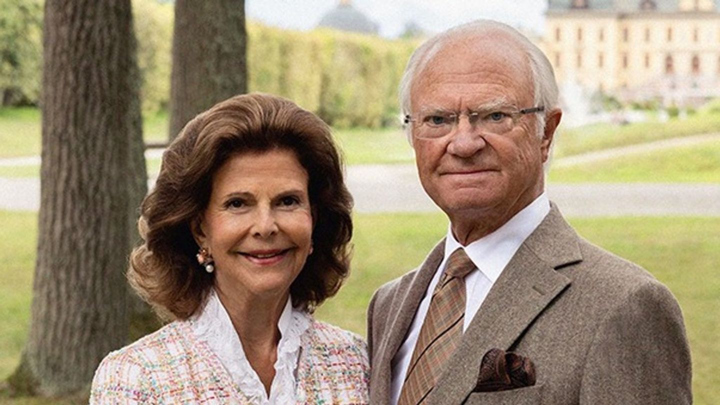 Die neue Briefmarke zeigt Königin Silvia und König Carl Gustaf im Park von Schloss Drottningholm, aufgenommen von Elisabeth To