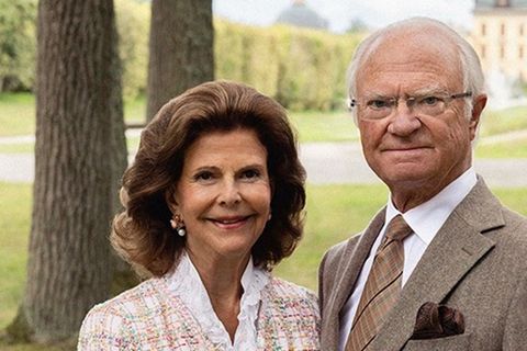 Die neue Briefmarke zeigt Königin Silvia und König Carl Gustaf im Park von Schloss Drottningholm, aufgenommen von Elisabeth To
