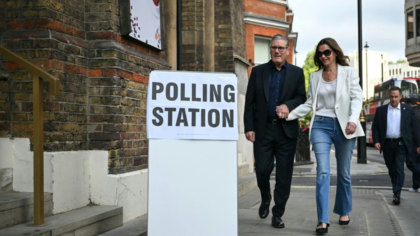 Starmer und seine Frau auf dem Weg ins Wahllokal