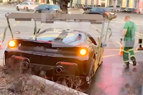 Rapper zerlegt Ferrari am Moskauer Prachtboulevard