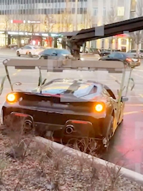 Rapper zerlegt Ferrari am Moskauer Prachtboulevard