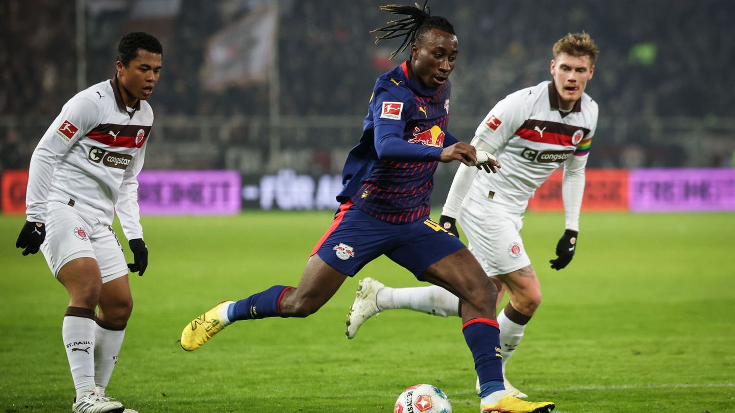 Yan Diomande (M) im Hinspiel beim FC St. Pauli. (Archivbild) Foto: Christian Charisius/dpa