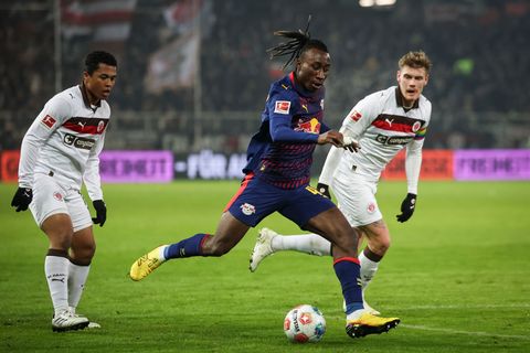 Yan Diomande (M) im Hinspiel beim FC St. Pauli. (Archivbild) Foto: Christian Charisius/dpa
