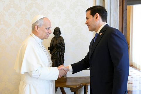 Papst Leo XIV. (l.) und Rubio im Vatikan