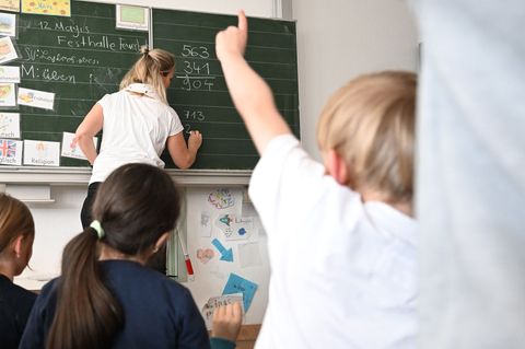 Der neue Anspruch umfasst laut Gesetz an fünf Werktagen jeweils acht Stunden Betreuung. Dabei zählt die Unterrichtszeit mit. (Sy