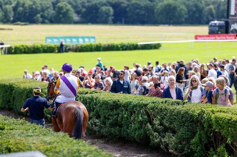 Auf der Pferderennbahn Hoppegarten steht der zweite Renntag des Jahres an. (Archivbild) Foto: Gerald Matzka/dpa