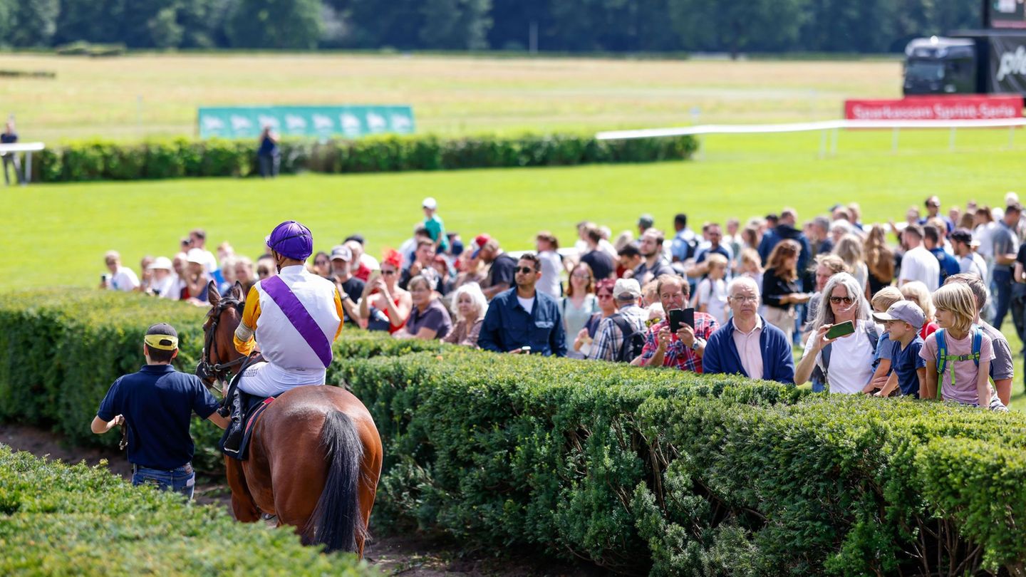 Auf der Pferderennbahn Hoppegarten steht der zweite Renntag des Jahres an. (Archivbild) Foto: Gerald Matzka/dpa