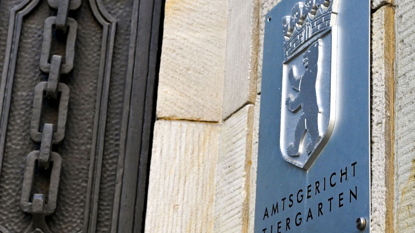 Ein Berliner Beamter und ein Geschäftsmann stehen wegen Verdachts auf Falschbeurkundung im Amt beziehungsweise Anstiftung dazu v