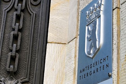 Ein Berliner Beamter und ein Geschäftsmann stehen wegen Verdachts auf Falschbeurkundung im Amt beziehungsweise Anstiftung dazu v