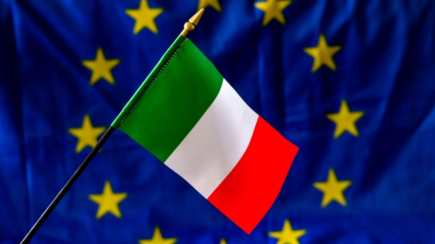 Italienische Flagge vor EU-Flagge
