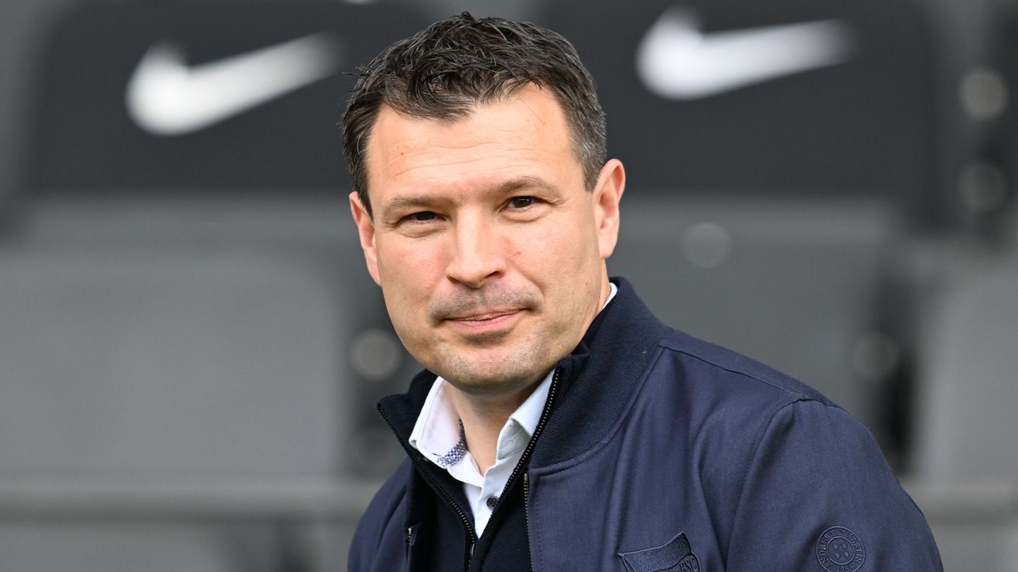 Herthas Sportdirektor Benjamin Weber stattet ein Eigengewächs mit Profivertrag aus. (Archivbild) Foto: Soeren Stache/dpa