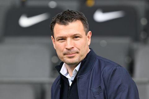Herthas Sportdirektor Benjamin Weber stattet ein Eigengewächs mit Profivertrag aus. (Archivbild) Foto: Soeren Stache/dpa