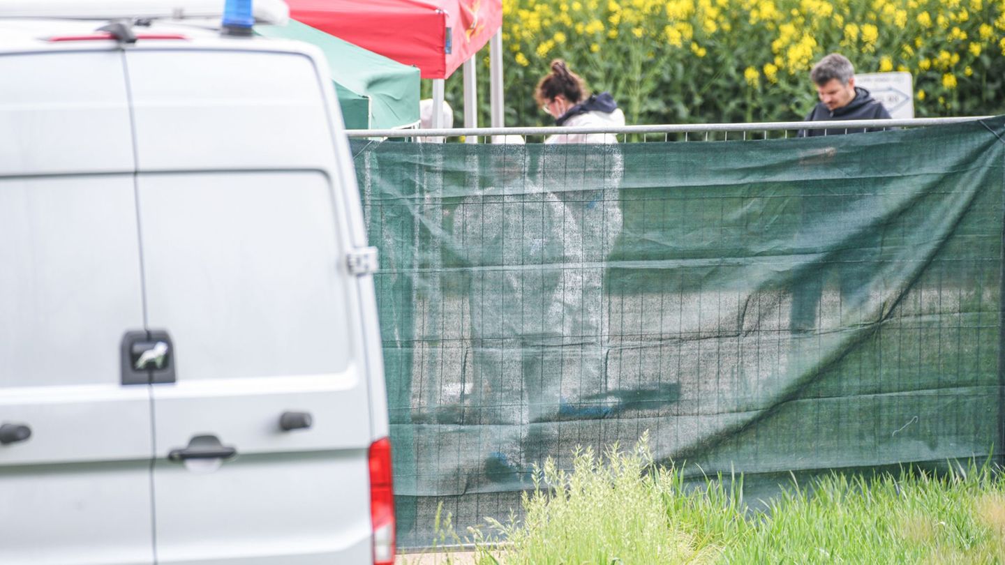 Der Leichenfundort wurde großräumig abgesperrt. Foto: Jason Tschepljakow/dpa