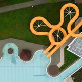 Großröhrsdorf, Deutschland. So schön sind Drohnen-Bilder. Oder besser: Sie vermitteln ganz neue Perspektiven. Eine leere Wasserrutsche im geschlossenen Massenei-Bad wird so zu einem Bild mit abstrakt-geometrischen Formen – wie ein Kunstgemälde. Wenn das Freibad am 22. Mai seine Pforten öffnet, können die Badegäste ganz konkret den Spaß auf der Wasserrutsche genießen