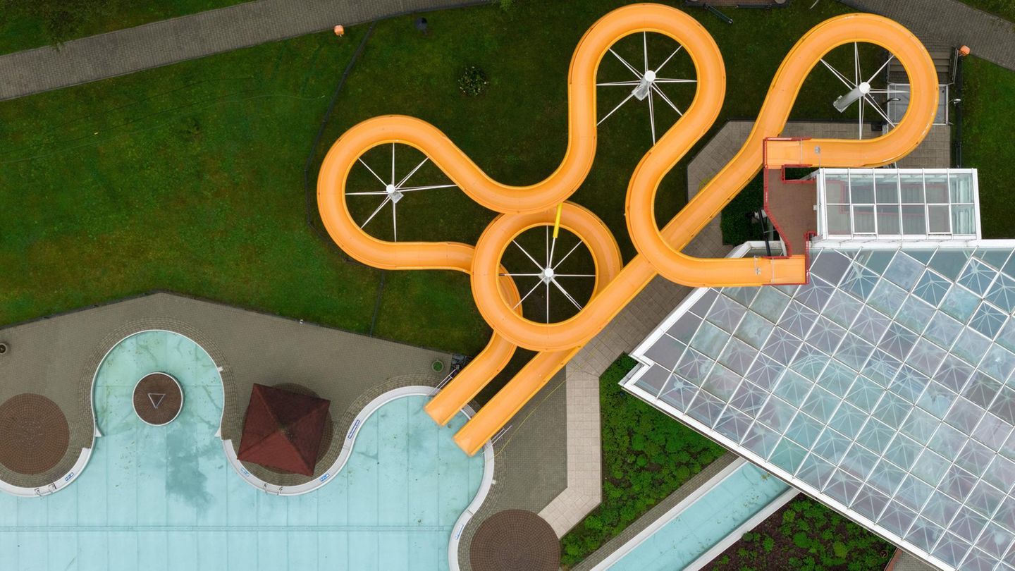 Großröhrsdorf, Deutschland. So schön sind Drohnen-Bilder. Oder besser: Sie vermitteln ganz neue Perspektiven. Eine leere Wasserrutsche im geschlossenen Massenei-Bad wird so zu einem Bild mit abstrakt-geometrischen Formen – wie ein Kunstgemälde. Wenn das Freibad am 22. Mai seine Pforten öffnet, können die Badegäste ganz konkret den Spaß auf der Wasserrutsche genießen