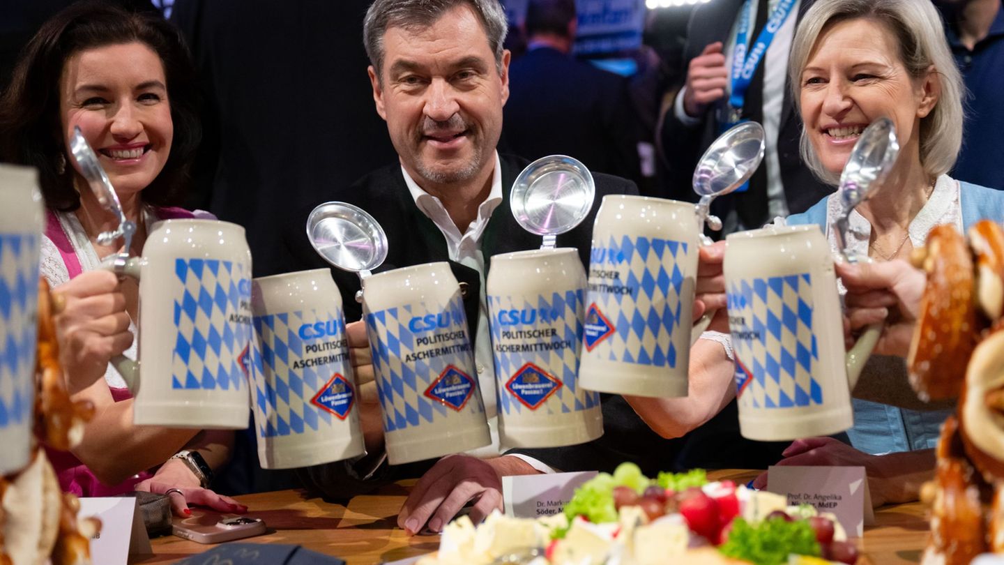 Angelika Niebler (r) ist eine der Stellvertreterinnen von CSU-Parteichef Markus Söder. Hier ist sie rechts zu sehen, wie sie mit