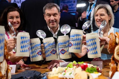 Angelika Niebler (r) ist eine der Stellvertreterinnen von CSU-Parteichef Markus Söder. Hier ist sie rechts zu sehen, wie sie mit