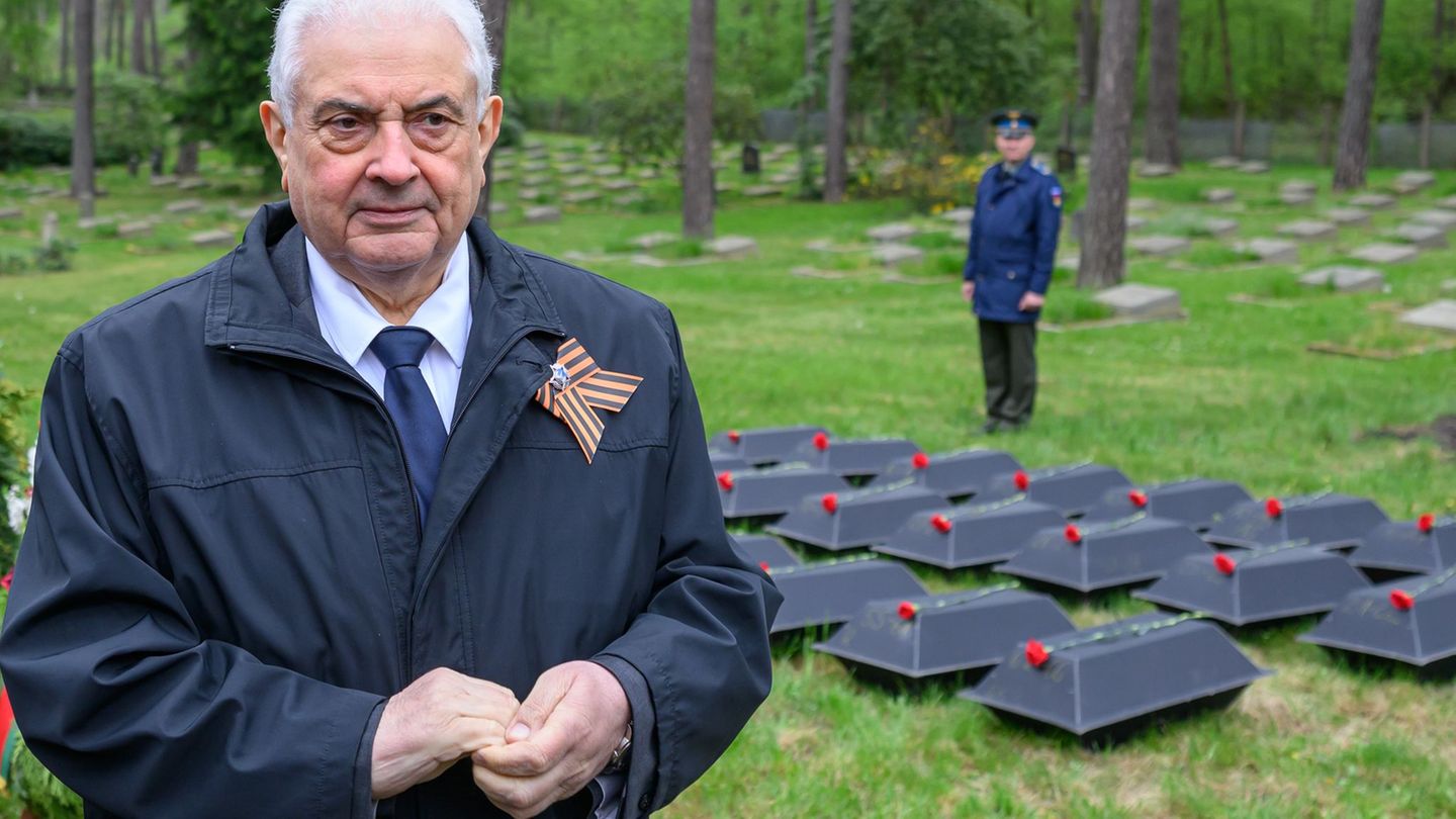 Russlands Botschafter Sergej Netschajew kam nach Potsdam: Dort wurden Überreste von 80 Soldaten der Roten Armee beigesetzt. Foto