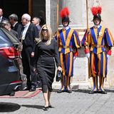 Apostolischer Palast, Vatikan. Jeanette Dousdebes Rubio kommt gerade von einem Treffen mit Papst Leo, dem XIV. Die Schweizer Gardisten stehen stramm. Rubio ist die Ehefrau des amerikanischen Außenministers Marco Rubio. Das Ehepaar ist strenggläubig. Man fragt sich immer, was sie wohl von den Pöbeleien Trumps gegen den Heiligen Vater halten?